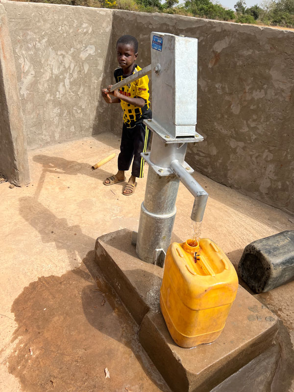 Einweihung eines neuen Brunnens in Dalaba, den Laudert und Little Big World errichten ließen 
