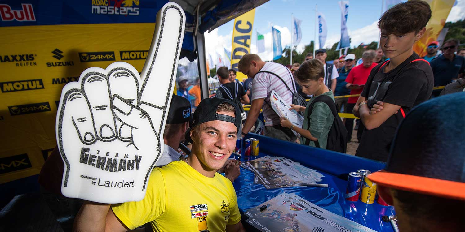 Die große Hand beweist: Laudert und das ADAC MX Masters stehen beieinander