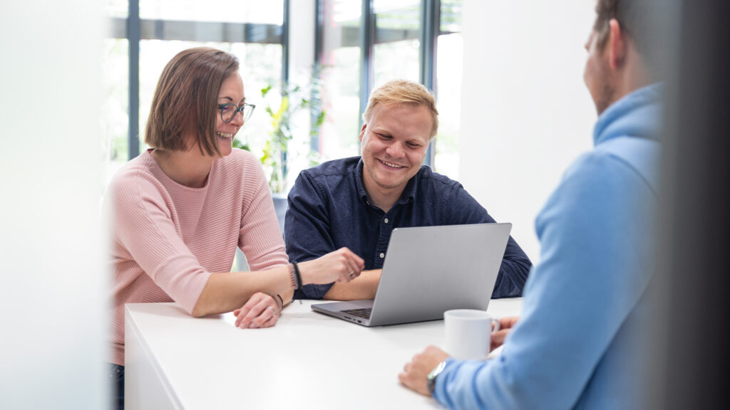 Datenmanagement Teambesprechung am Macbook