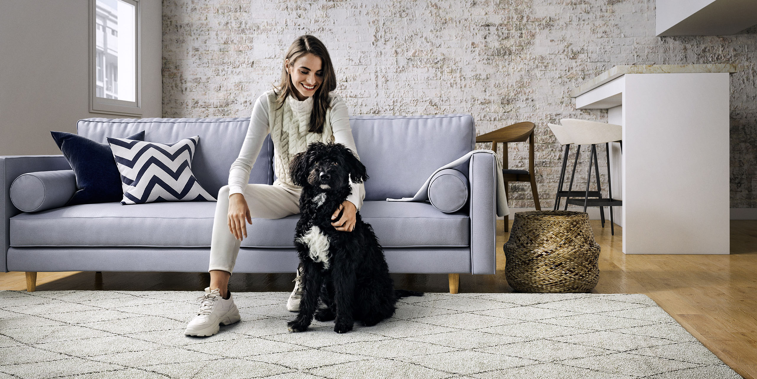 Person mit Hund sitzt auf Sofa