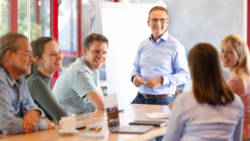 Teambesprechung Kommunikationsstrategie mit Flipchart