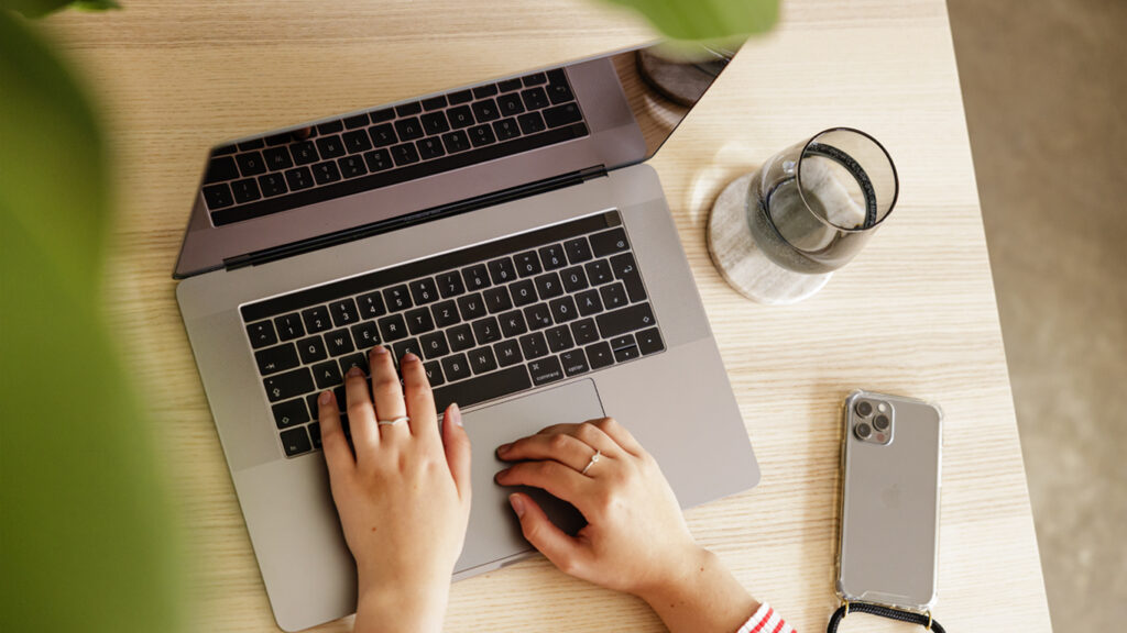 iPhone und Macbook auf Schreibtisch