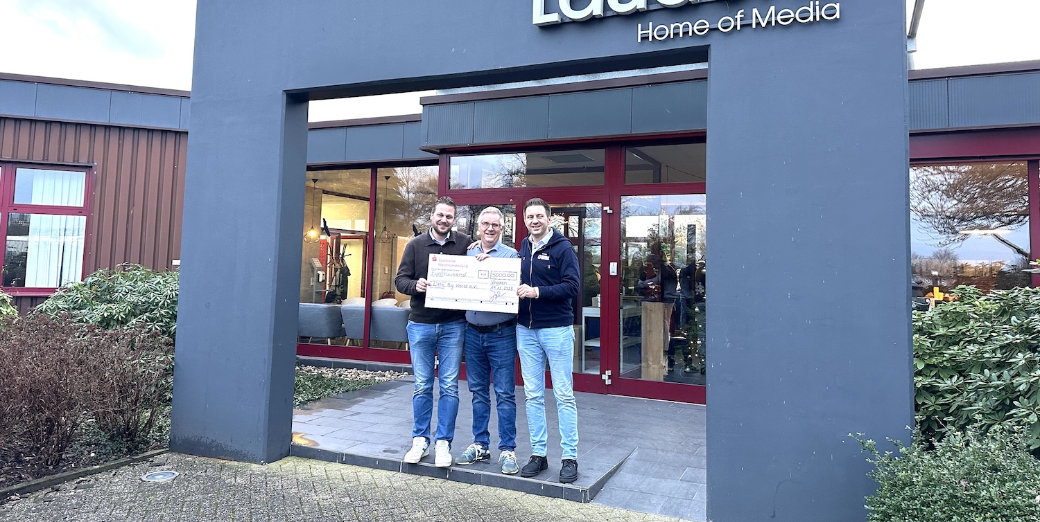 Weihnachtsfeier Scheckübergabe Little Big World 2025